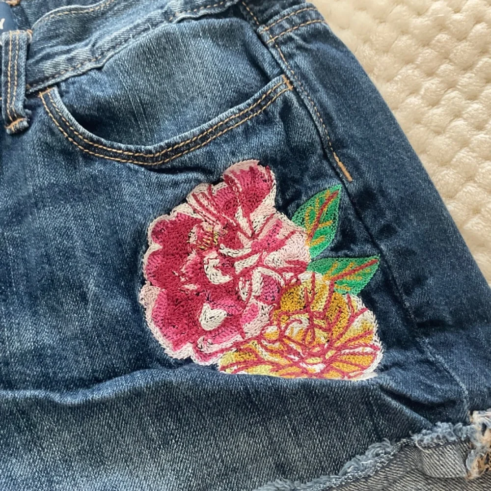 Girl’s Old Navy Jean Shorts with Embroidered‎ Flowers - Size 14